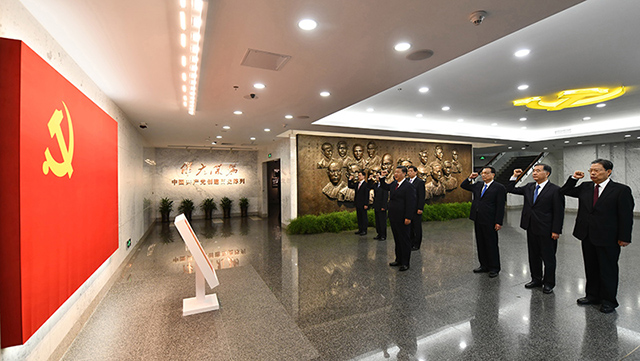 2017年10月31日，在上海中共一大会址纪念馆，习近平带领其他中共中央政治局常委同志一起重温入党誓词。